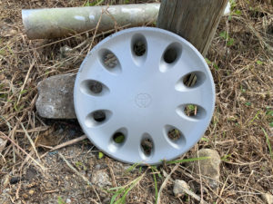 トヨタのホイールキャップ落ちています。